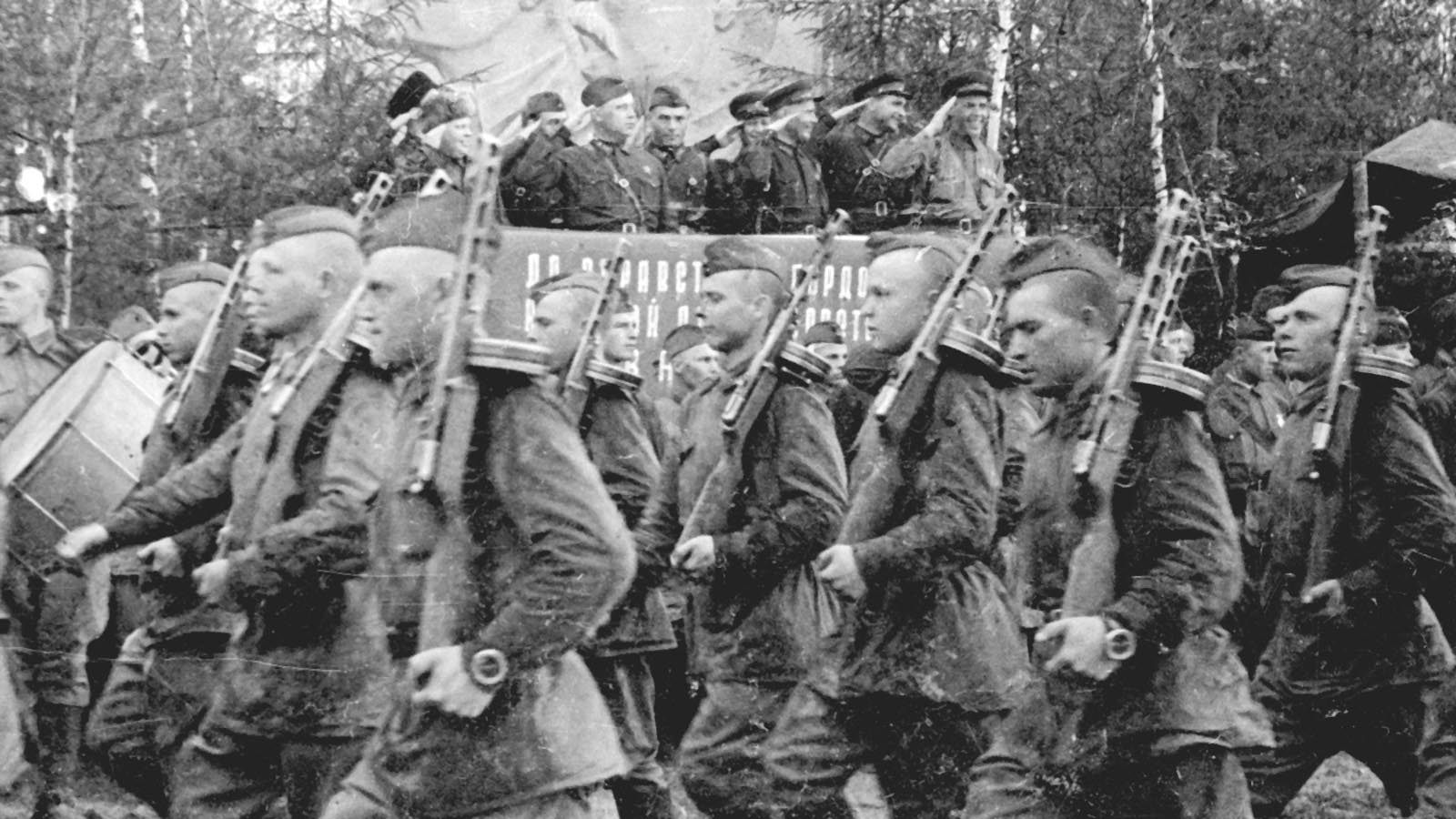 Суровые годы великой отечественной войны. А.А. Фадеев на фронте 1941. Бойцы уходят на фронт. Солдаты уходят на фронт.