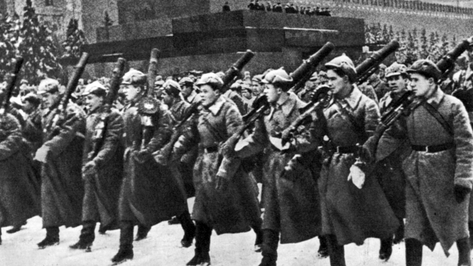 Где проходил парад 41. Буденный на параде 1941. Парад 7 ноября 1941. Парад 7 ноября 1941 года в Москве на красной площади. Парад на красной площади 7 ноября 1941 года.