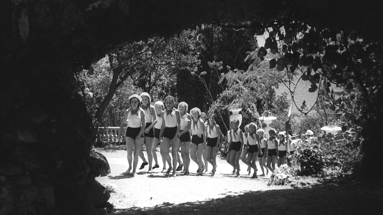 голые подростки в лагере фото 5