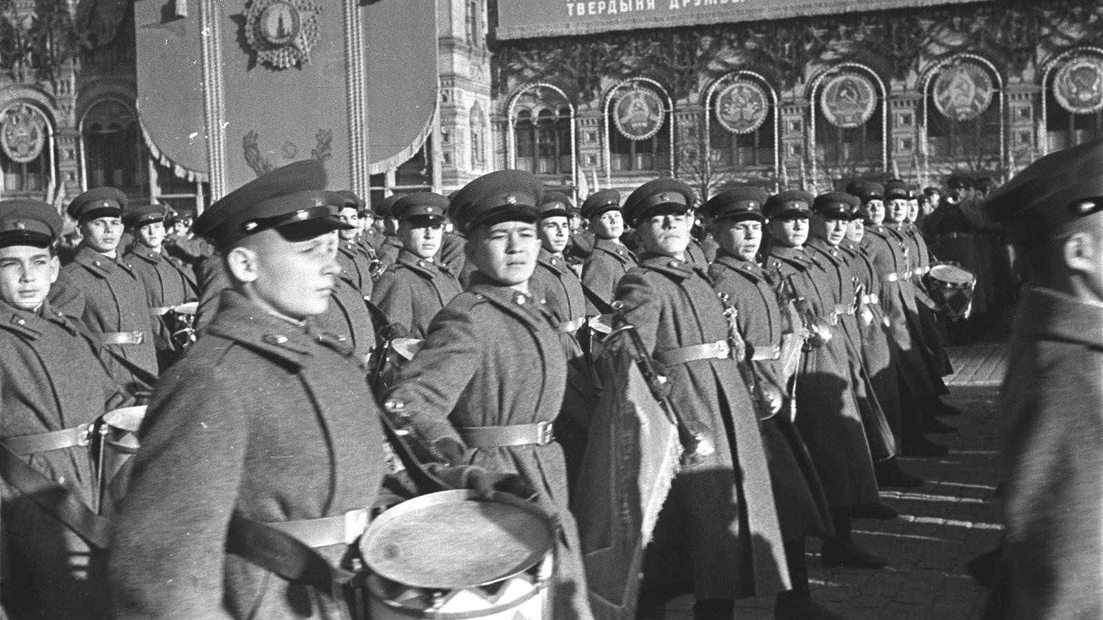 Где прошел первый парад. Парад 1949 года в Москве. Военные парады в СССР. Парад Победы 1945. Военный парад в Москве 1931 г..