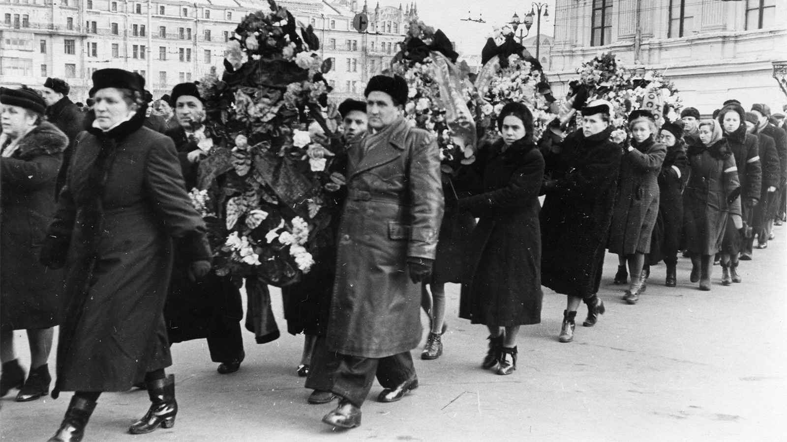 Похороны сталина евтушенко. Похороны Сталина 1990.